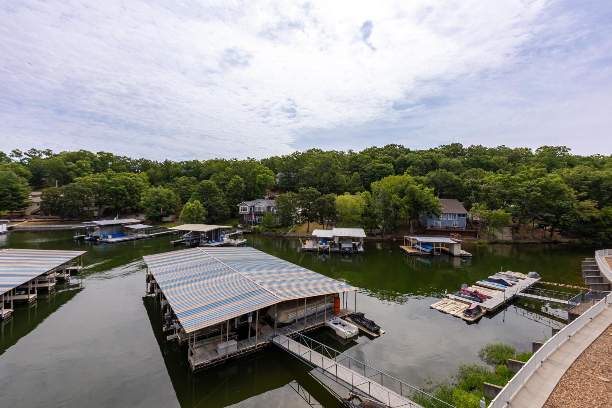 F Lakefront! Remodeled, Sleeps 4, Boat Slip, Patio, Wifi, Cable, Pool Osage Beach Luaran gambar