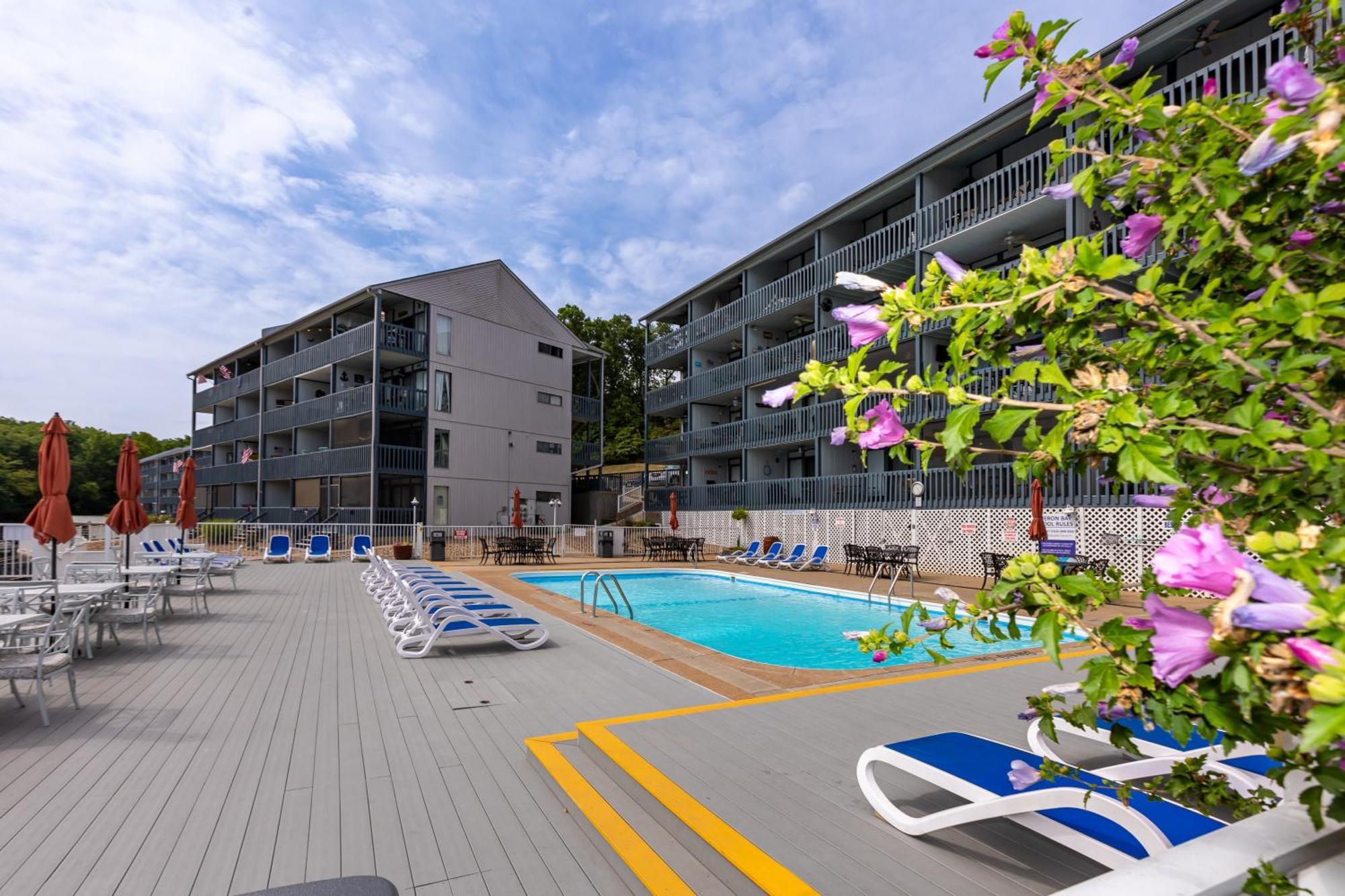 F Lakefront! Remodeled, Sleeps 4, Boat Slip, Patio, Wifi, Cable, Pool Osage Beach Luaran gambar