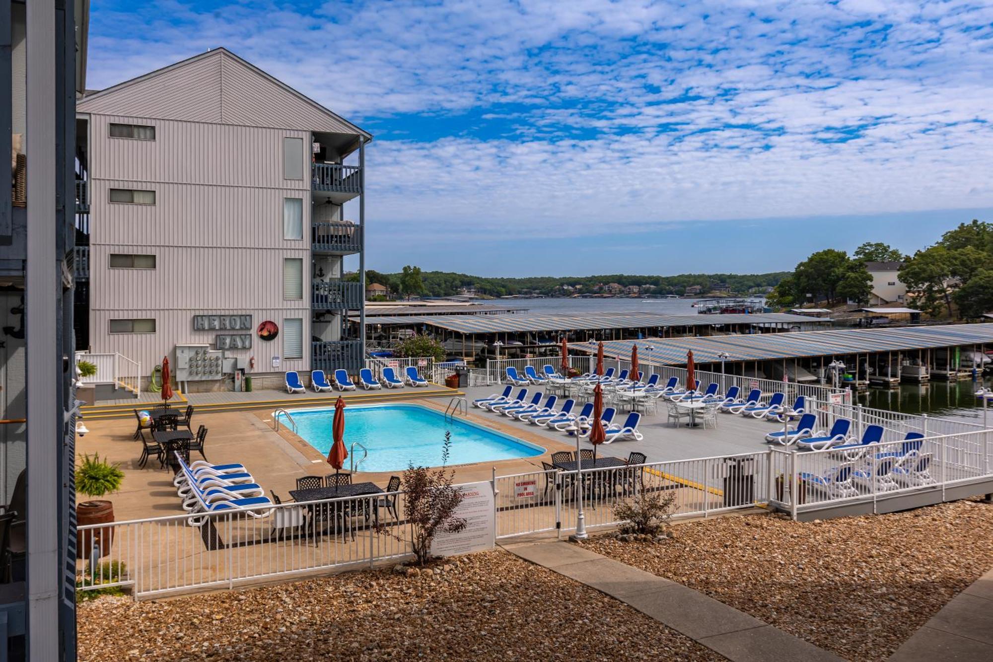 F Lakefront! Remodeled, Sleeps 4, Boat Slip, Patio, Wifi, Cable, Pool Osage Beach Luaran gambar