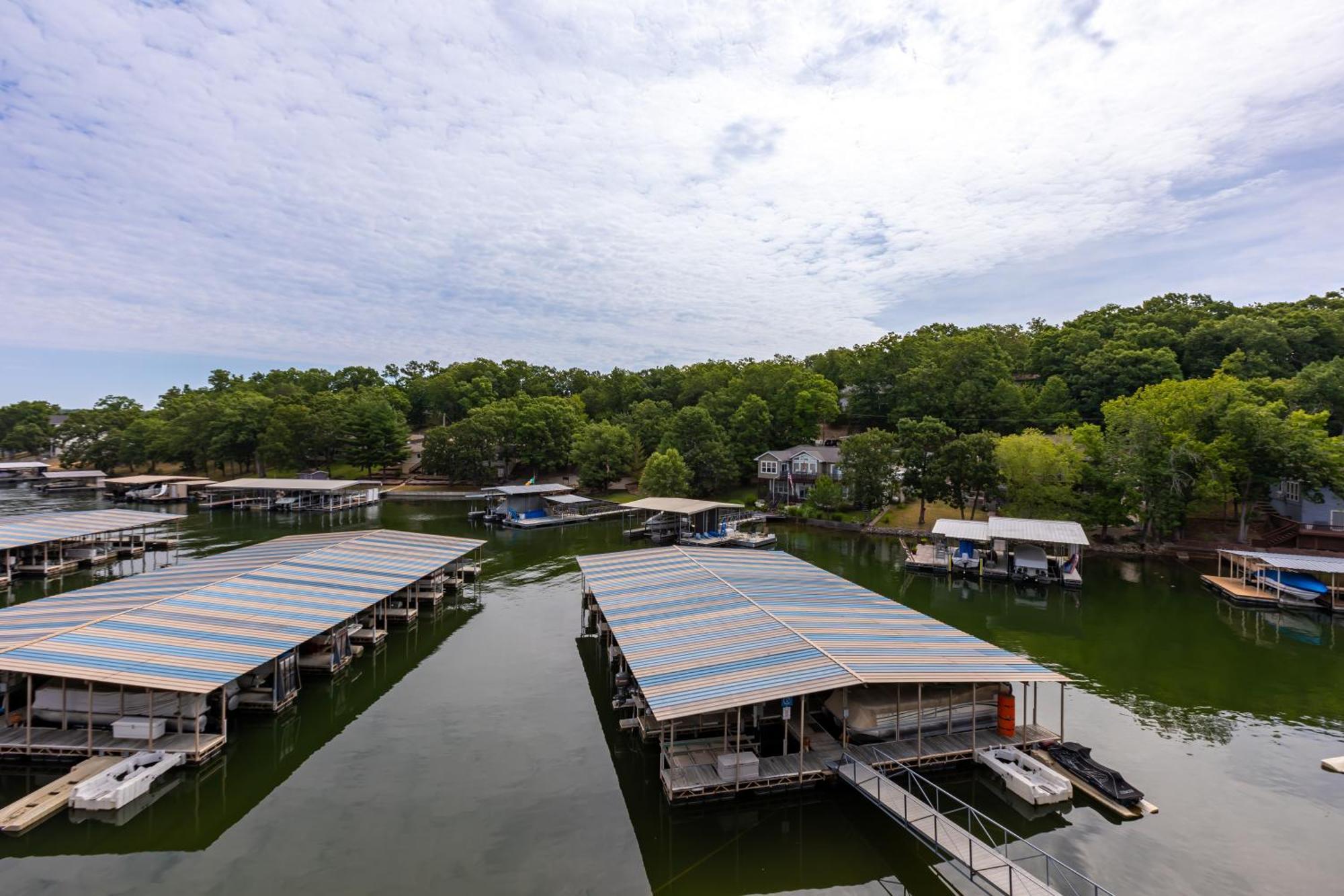 F Lakefront! Remodeled, Sleeps 4, Boat Slip, Patio, Wifi, Cable, Pool Osage Beach Luaran gambar