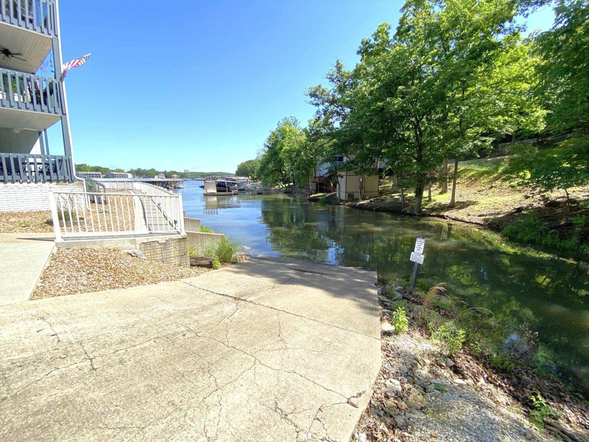 F Lakefront! Remodeled, Sleeps 4, Boat Slip, Patio, Wifi, Cable, Pool Osage Beach Luaran gambar